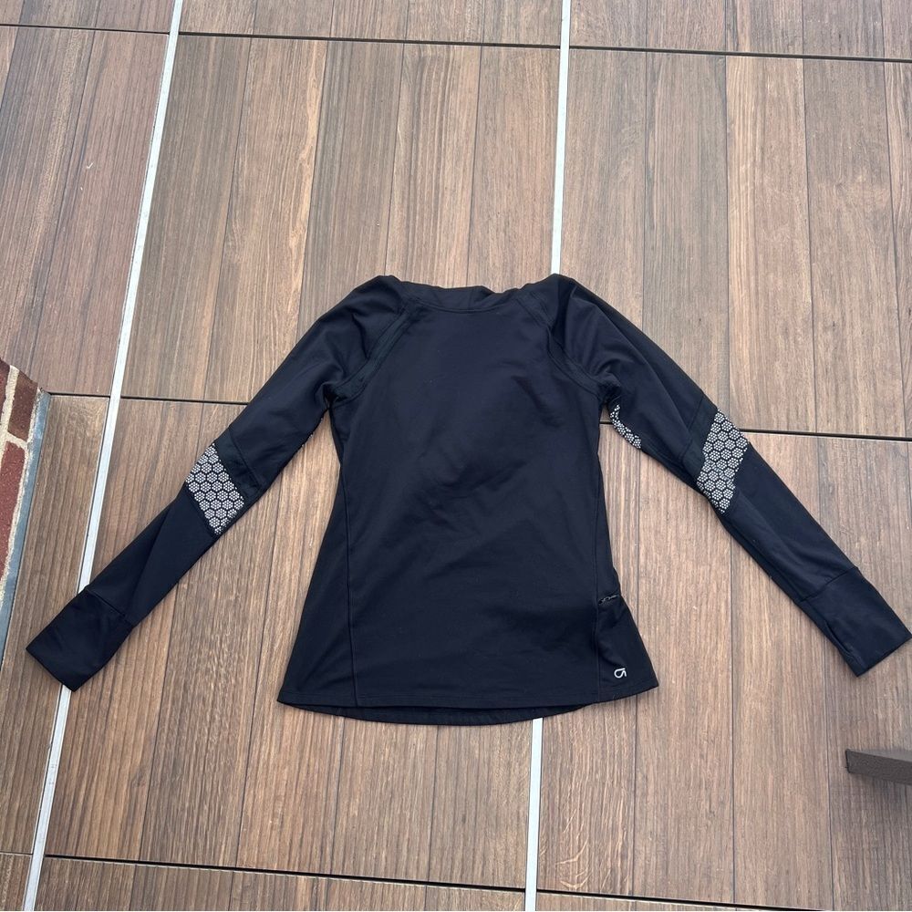 GAP Black Long Sleeve Women's Athletic Top with Patterned Sleeves | Size: Medium